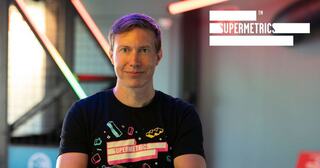 Man in Supermetrics t-shirt